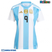 Camisa de Futebol Argentina Julian Alvarez #9 Equipamento Principal Mulheres Copa America 2024 Manga Curta